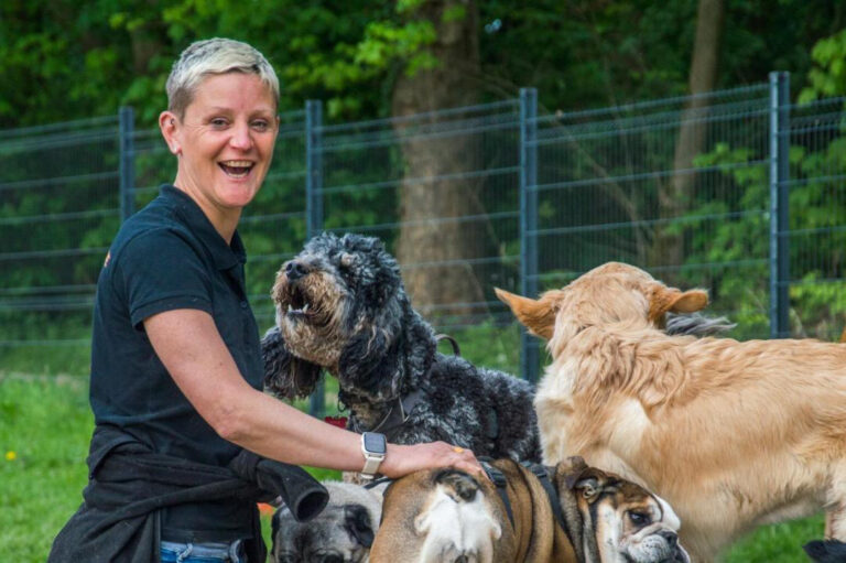 Delphine, éducatrice canine à Rouen, entourée de chiens lors d'une séance